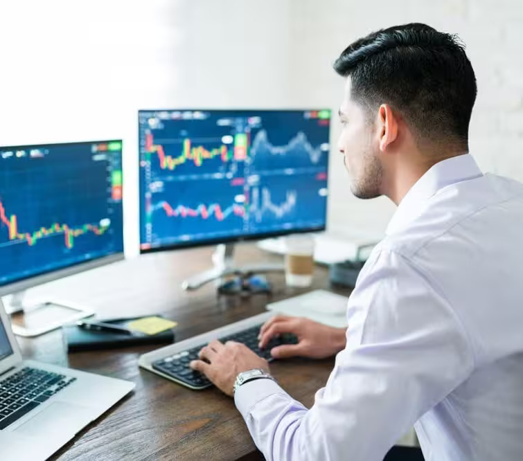 Tradingteam som samarbeider og analyserer resultatutvikling